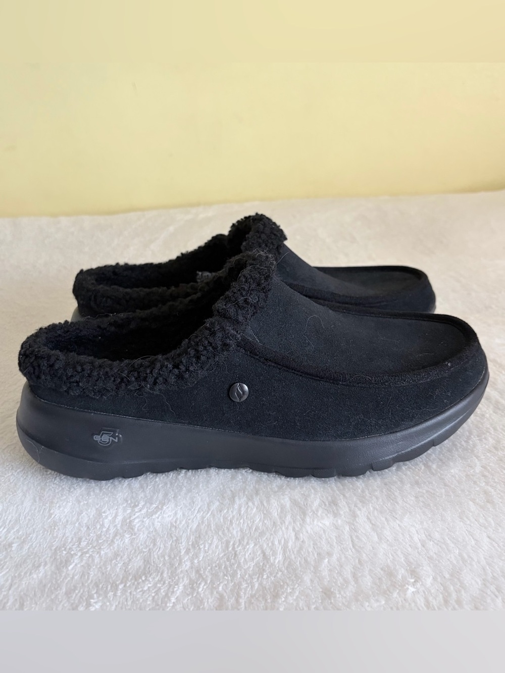 Skechers Go Lounge
Women’s Black Slip-On Fleece-Faux Fur Lining Clog Sz 8